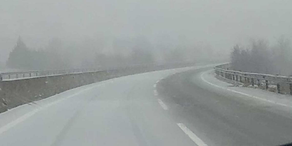 Ασθενής χιονόπτωση στην Εθνική Οδό Κοζάνης- Πτολεμαΐδας (βίντεο-φώτο)