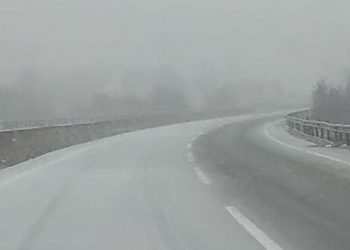 Ασθενής χιονόπτωση στην Εθνική Οδό Κοζάνης- Πτολεμαΐδας (βίντεο-φώτο)