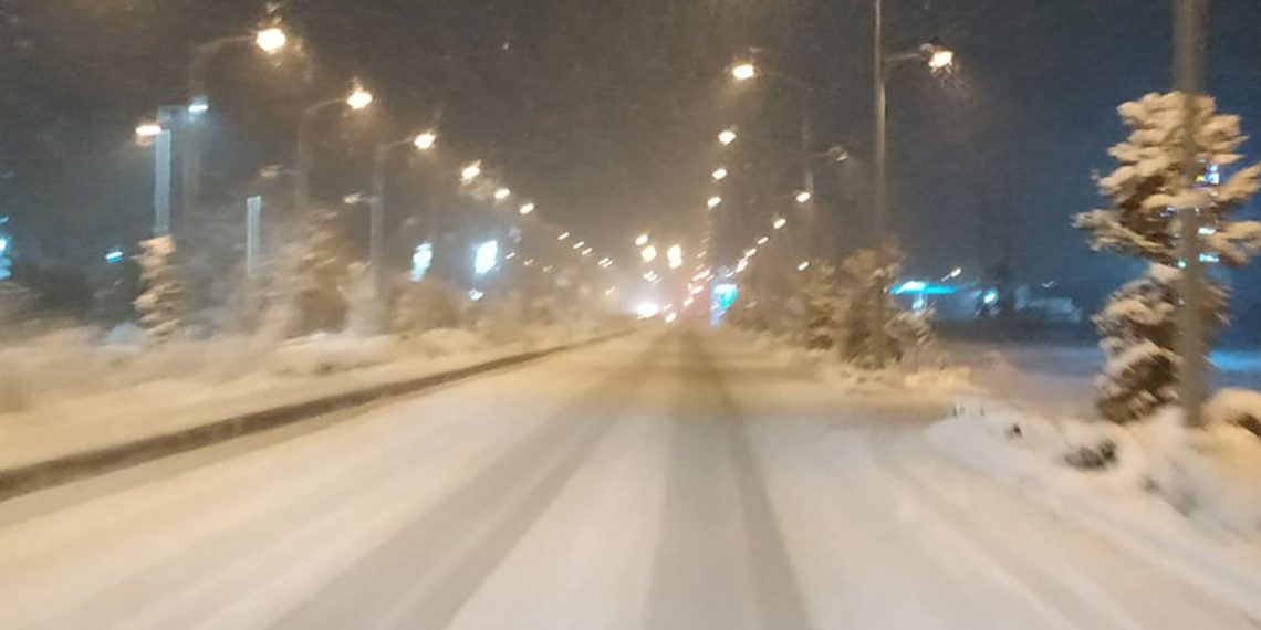 Ώρα 22:00: Έντονη χιονόπτωση στην Πτολεμαΐδα (φώτο- βίντεο)