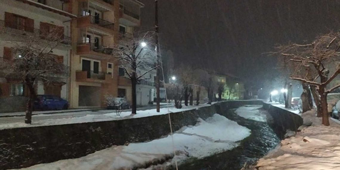 Εικόνες της νυχτερινής χιονισμένης Φλώρινας