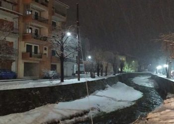 Εικόνες της νυχτερινής χιονισμένης Φλώρινας