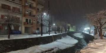 Εικόνες της νυχτερινής χιονισμένης Φλώρινας