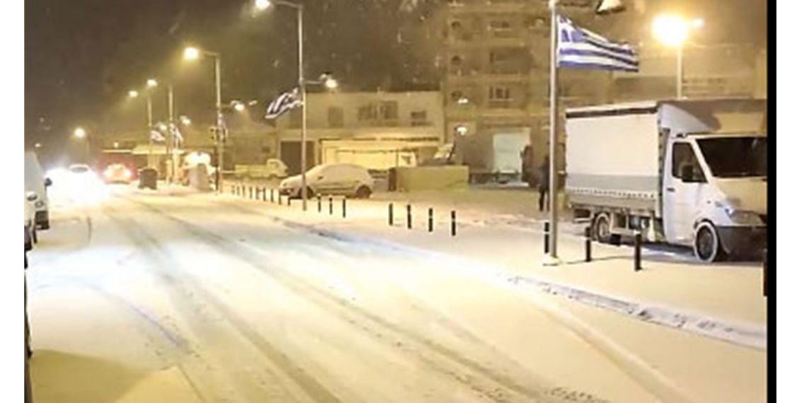 Με αμείωτη ένταση συνεχίζεται η χιονόπτωση στην Πτολεμαΐδα (βίντεο)