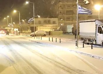 Με αμείωτη ένταση συνεχίζεται η χιονόπτωση στην Πτολεμαΐδα (βίντεο)