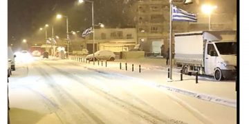 Με αμείωτη ένταση συνεχίζεται η χιονόπτωση στην Πτολεμαΐδα (βίντεο)