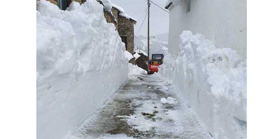 Στο 1 μέτρο έφτασε το ύψος του χιονιού σε χωριά του Βοΐου (φωτογραφίες)
