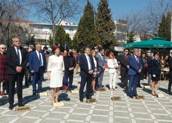 Η δοξολογία και οι καταθέσεις στεφάνων στην κεντρική πλατεία της Πτολεμαΐδας (βίντεο-φώτο)