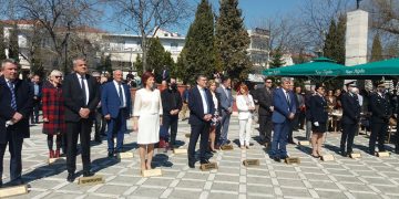 Η δοξολογία και οι καταθέσεις στεφάνων στην κεντρική πλατεία της Πτολεμαΐδας (βίντεο-φώτο)