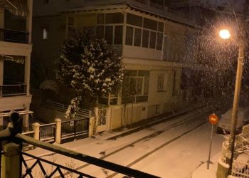 Ώρα 00.30: Η χιονόπτωση συνεχίζεται στην πόλη της Κοζάνης- VIDEO
