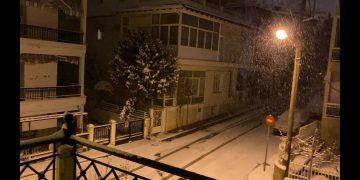 Ώρα 00.30: Η χιονόπτωση συνεχίζεται στην πόλη της Κοζάνης- VIDEO