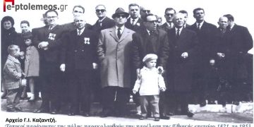 Τοπικοί παράγοντες στην… εξέδρα , παρακολουθούν την παρέλασης της 25ης Μαρτίου 1953 στην Πτολεμαΐδα – Από τη στήλη του Γ. Καζαντζή στον Παλμό 23/3