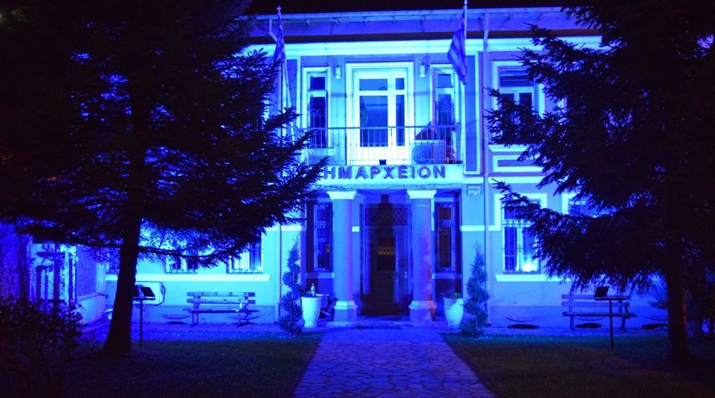 Ο Δήμος Φλώρινας φωταγώγησε μπλε το Δημαρχείο για την Παγκόσμια Ημέρα Ευχής και το Make-A-Wish