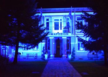 Ο Δήμος Φλώρινας φωταγώγησε μπλε το Δημαρχείο για την Παγκόσμια Ημέρα Ευχής και το Make-A-Wish