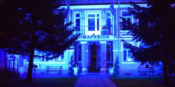 Ο Δήμος Φλώρινας φωταγώγησε μπλε το Δημαρχείο για την Παγκόσμια Ημέρα Ευχής και το Make-A-Wish