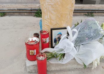 Λουλούδια στο εκκλησάκι που τοποθετήθηκε προς τιμήν των 2 εργαζομένων που πέρυσι βρήκαν τραγικό θάνατο στο εργοτάξιο του ΑΗΣ Αγ. Δημητρίου