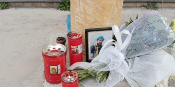 Λουλούδια στο εκκλησάκι που τοποθετήθηκε προς τιμήν των 2 εργαζομένων που πέρυσι βρήκαν τραγικό θάνατο στο εργοτάξιο του ΑΗΣ Αγ. Δημητρίου