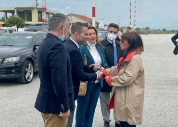 Στο αεροδρόμιο της Καστοριάς βρέθηκε η Πρόεδρος της Δημοκρατίας Κατερίνα Σακελλαροπούλου – Θα μεταβεί σε Νυμφαίο και Νάουσα