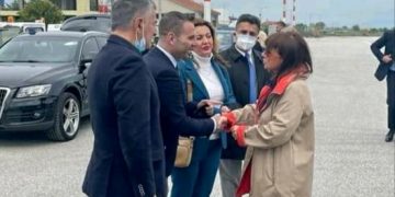 Στο αεροδρόμιο της Καστοριάς βρέθηκε η Πρόεδρος της Δημοκρατίας Κατερίνα Σακελλαροπούλου – Θα μεταβεί σε Νυμφαίο και Νάουσα