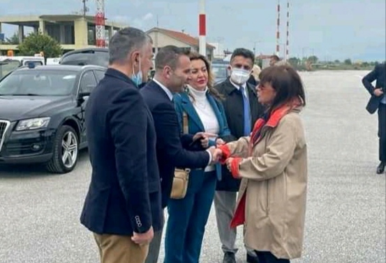 Στο αεροδρόμιο της Καστοριάς βρέθηκε η Πρόεδρος της Δημοκρατίας Κατερίνα Σακελλαροπούλου – Θα μεταβεί σε Νυμφαίο και Νάουσα