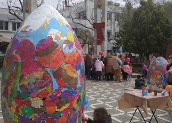 Με την συμμετοχή αρκετών παιδιών συνεχίζεται το βάψιμο στην κεντρική πλατεία (φώτο)