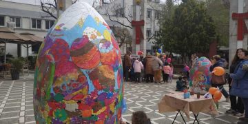 Με την συμμετοχή αρκετών παιδιών συνεχίζεται το βάψιμο στην κεντρική πλατεία (φώτο)