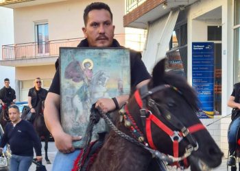Αιανή: Η περιφορά της εικόνας του Αγίου Γεωργίου από τους καβαλάρηδες