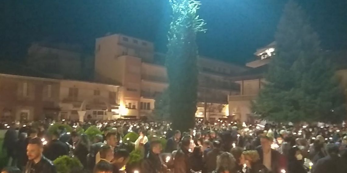 Το Χριστός Ανέστη σε κλίμα κατάνυξης στον Ι.Ν. Αγίας Τριάδας  στην Πτολεμαΐδα (φώτο-βίντεο)