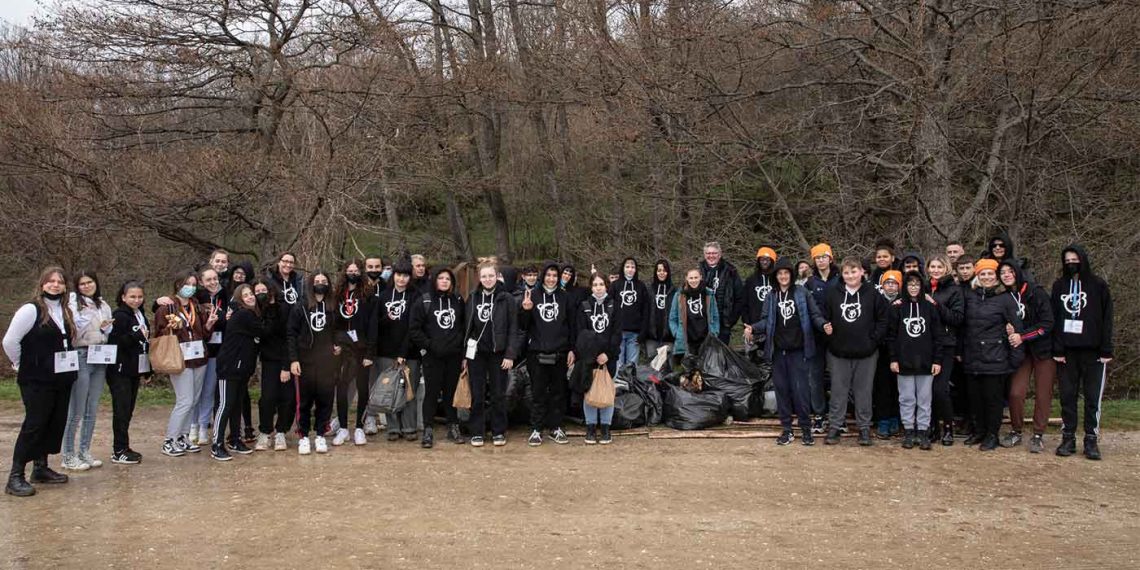 ΑΡΚΤΟΥΡΟΣ: Καθαρισμός της παρόχθιας περιοχής στις Αγραπιδιές Φλώρινας με τη συμμετοχή μαθητών