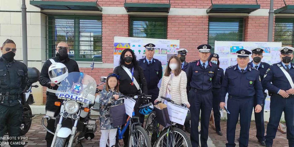 Δώρο ποδήλατα πήραν από την Τροχαία Κοζάνης οι 2 μαθητές που συνέβαλαν στη δημιουργία των πασχαλινών έντυπων φυλλαδίων