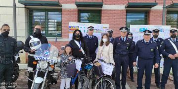 Δώρο ποδήλατα πήραν από την Τροχαία Κοζάνης οι 2 μαθητές που συνέβαλαν στη δημιουργία των πασχαλινών έντυπων φυλλαδίων