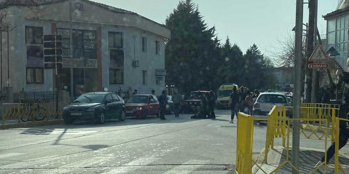 Πτολεμαΐδα: Ατύχημα με πεζή γυναίκα και νεαρό που οδηγούσε ηλεκτρικό πατίνι μπροστά στα γραφεία της ΔΕΥΑΕ