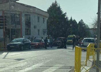 Πτολεμαΐδα: Ατύχημα με πεζή γυναίκα και νεαρό που οδηγούσε ηλεκτρικό πατίνι μπροστά στα γραφεία της ΔΕΥΑΕ