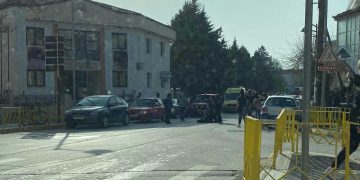 Πτολεμαΐδα: Ατύχημα με πεζή γυναίκα και νεαρό που οδηγούσε ηλεκτρικό πατίνι μπροστά στα γραφεία της ΔΕΥΑΕ