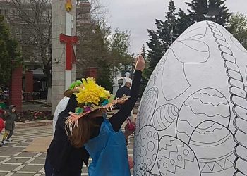 Τα παιδιά ζωγραφίζουν το μεγαλύτερο αβγό στην Ελλάδα στην κεντρική πλατεία της Πτολεμαΐδας (φώτο-βίντεο)