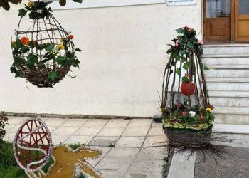 Όμορφες πασχαλινές δημιουργίες στην είσοδο του Δημαρχείου στην Πτολεμαΐδα- Το ευχαριστώ του Π. Πλακεντά (φώτο)