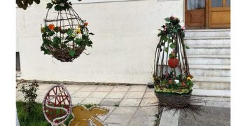 Όμορφες πασχαλινές δημιουργίες στην είσοδο του Δημαρχείου στην Πτολεμαΐδα- Το ευχαριστώ του Π. Πλακεντά (φώτο)