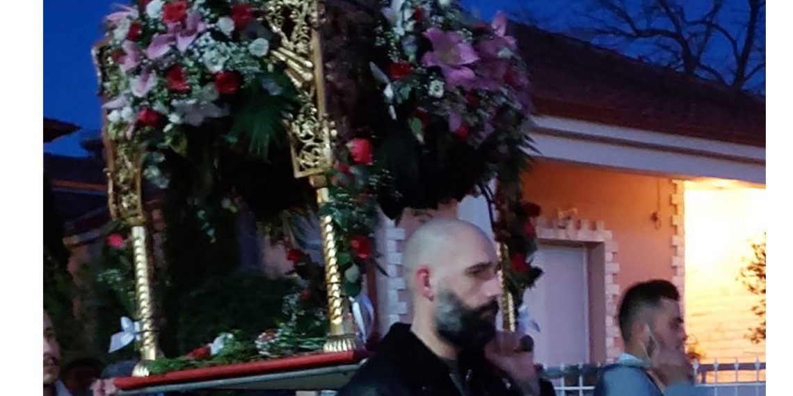 Η περιφορά του επιταφίου στο Δροσερό (φώτο)