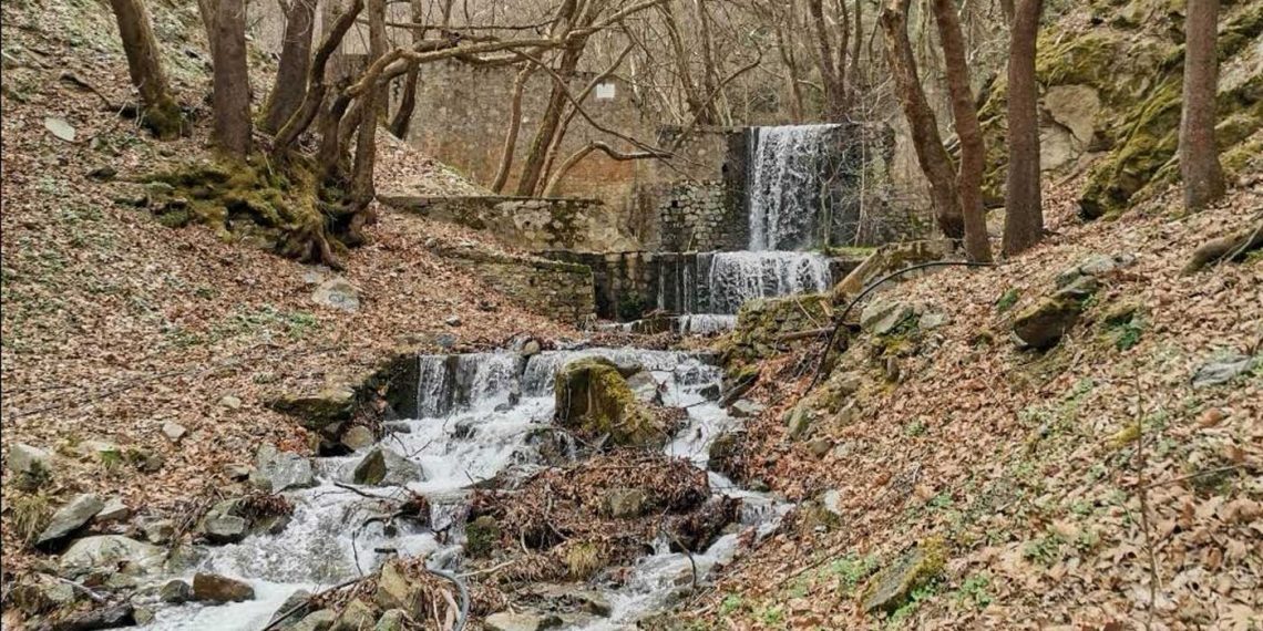 Βόλτα στους Καταρράκτες της Λάβας Σερβίων (βίντεο)