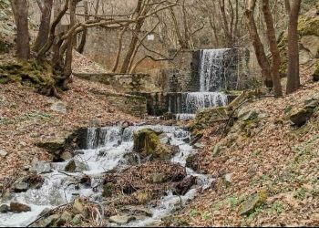 Βόλτα στους Καταρράκτες της Λάβας Σερβίων (βίντεο)