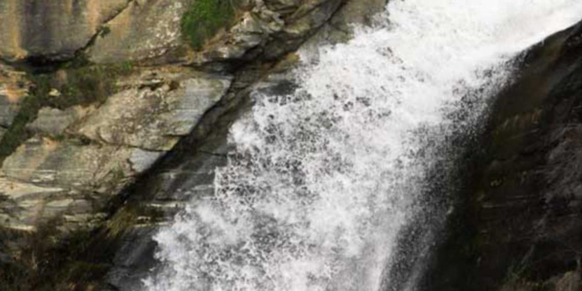 Υπέροχες εικόνες από τους Καταρράκτες Σκεπασμένου Βελβεντού (Φωτογραφίες)