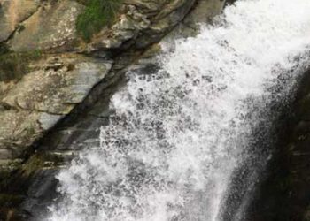 Υπέροχες εικόνες από τους Καταρράκτες Σκεπασμένου Βελβεντού (Φωτογραφίες)