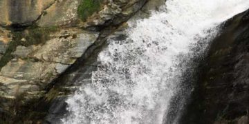 Υπέροχες εικόνες από τους Καταρράκτες Σκεπασμένου Βελβεντού (Φωτογραφίες)