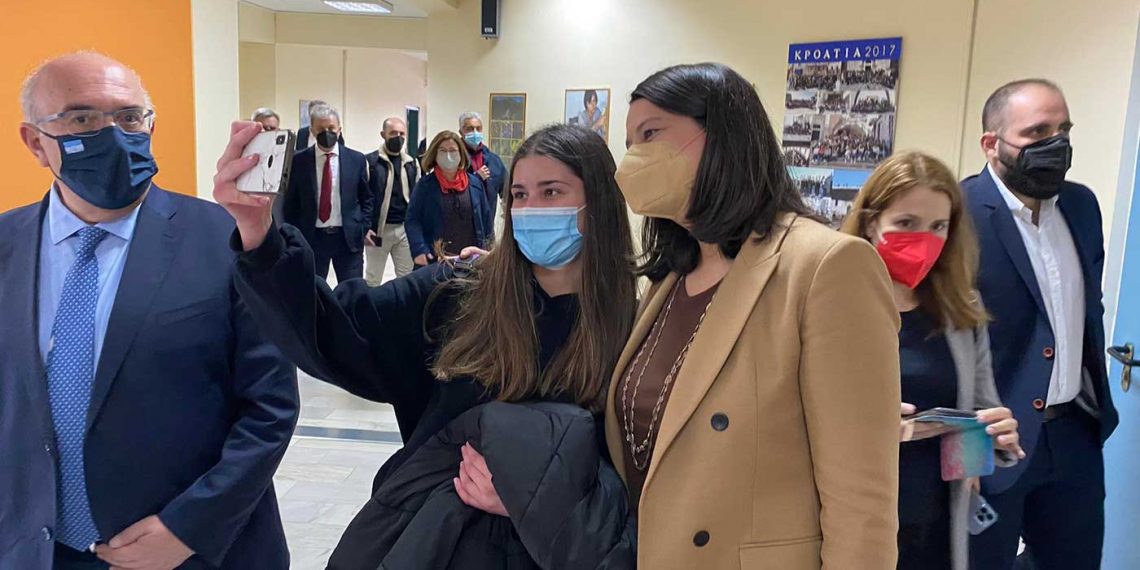 Νίκη Κεραμέως: “Αν μπορούσα να ήμουν κάθε μέρα στα σχολεία θα το έκανα κάτι που πρέπει να κάνει κάθε Υπουργός- Τι είπε με τους μαθητές