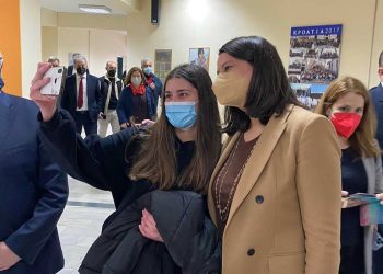 Νίκη Κεραμέως: “Αν μπορούσα να ήμουν κάθε μέρα στα σχολεία θα το έκανα κάτι που πρέπει να κάνει κάθε Υπουργός- Τι είπε με τους μαθητές