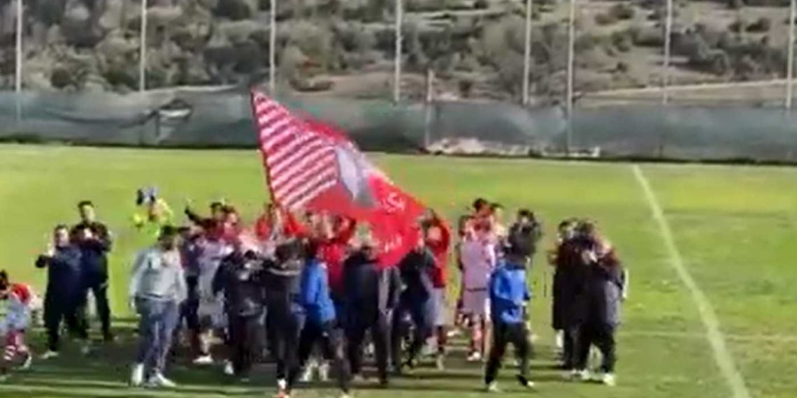 Οι πανηγυρισμοί των παικτών της Κοζάνης στο γήπεδο μετά τον αγώνα με τη Θύελλα Σαρακηνών -VIDEO