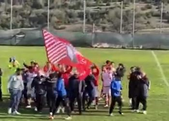 Οι πανηγυρισμοί των παικτών της Κοζάνης στο γήπεδο μετά τον αγώνα με τη Θύελλα Σαρακηνών  -VIDEO