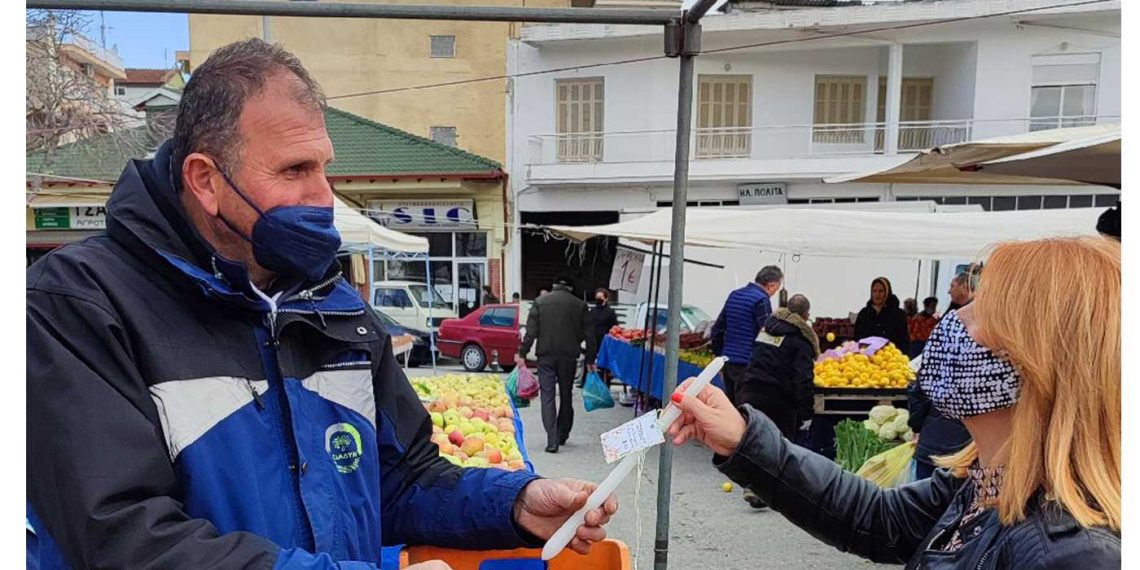 Λαμπάδες στους εκθέτες της λαϊκής αγοράς μοίρασε ο Δήμος Εορδαίας  (φώτο)