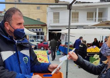 Λαμπάδες στους εκθέτες της λαϊκής αγοράς μοίρασε ο Δήμος Εορδαίας  (φώτο)