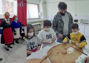 Οι μικροί μαθητές μυούνται στο έθιμο των Λαζαρίνων της Λευκοπηγής