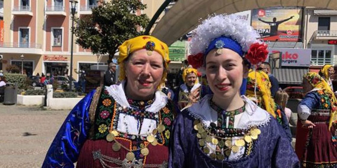Εγγονή και γιαγιά: Δύο Λαζαρίνες από την Αιανή που βρέθηκαν στην Καβάλα και τηρούν το έθιμο από γενιά σε γενιά